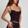 Armelia verziertes Peekaboo-Oberteil mit Wasserfallausschnitt in Lila-Schlangenmuster Armelia verziertes Peekaboo-Oberteil mit Wasserfallausschnitt in Lila-Schlangenmuster