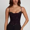 Armelia verziertes Peekaboo-Oberteil mit Wasserfallausschnitt in Lila-Schlangenmuster Armelia verziertes Peekaboo-Oberteil mit Wasserfallausschnitt in Lila-Schlangenmuster