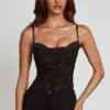 Armelia verziertes Peekaboo-Oberteil mit Wasserfallausschnitt in Schwarz Armelia verziertes Peekaboo-Oberteil mit Wasserfallausschnitt in Schwarz