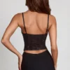 Armelia verziertes Peekaboo-Oberteil mit Wasserfallausschnitt in Schwarz Armelia verziertes Peekaboo-Oberteil mit Wasserfallausschnitt in Schwarz