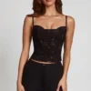 Armelia verziertes Peekaboo-Oberteil mit Wasserfallausschnitt in Schwarz Armelia verziertes Peekaboo-Oberteil mit Wasserfallausschnitt in Schwarz