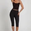 Armelia verziertes Peekaboo-Oberteil mit Wasserfallausschnitt in Schwarz Armelia verziertes Peekaboo-Oberteil mit Wasserfallausschnitt in Schwarz