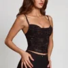 Armelia verziertes Peekaboo-Oberteil mit Wasserfallausschnitt in Schwarz Armelia verziertes Peekaboo-Oberteil mit Wasserfallausschnitt in Schwarz