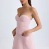 Arta trägerloses, strukturiertes Tulpen-Minikleid in Pink-Mauve Arta trägerloses, strukturiertes Tulpen-Minikleid in Pink-Mauve