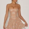 Atiyah Verziertes Minikleid mit Trägern in Mandel Atiyah Verziertes Minikleid mit Trägern in Mandel