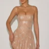 Atiyah Verziertes Minikleid mit Trägern in Mandel Atiyah Verziertes Minikleid mit Trägern in Mandel