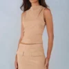 Aurelle Rollkragen-Oberteil aus Kunstwildleder in Beige Aurelle Rollkragen-Oberteil aus Kunstwildleder in Beige