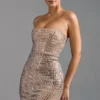 Aurora Bandeau-Minikleid mit Verzierungen in Mandel Aurora Bandeau-Minikleid mit Verzierungen in Mandel
