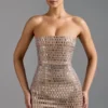 Aurora Bandeau-Minikleid mit Verzierungen in Mandel Aurora Bandeau-Minikleid mit Verzierungen in Mandel