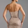 Aurora Bandeau-Minikleid mit Verzierungen in Mandel Aurora Bandeau-Minikleid mit Verzierungen in Mandel