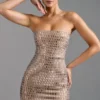 Aurora Bandeau-Minikleid mit Verzierungen in Mandel Aurora Bandeau-Minikleid mit Verzierungen in Mandel
