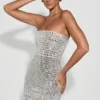 Aurora Bandeau-Minikleid mit Verzierungen in Weiß Aurora Bandeau-Minikleid mit Verzierungen in Weiß