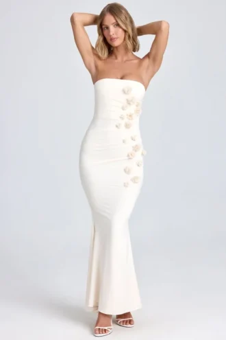 Aveline Maxikleid mit drapierten Blumenapplikationen in Elfenbein