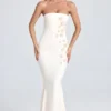 Aveline Maxikleid mit drapierten Blumenapplikationen in Elfenbein Aveline Maxikleid mit drapierten Blumenapplikationen in Elfenbein