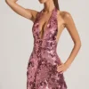 Avenza Minikleid mit Paillettenverzierung und Neckholder in Rosa Avenza Minikleid mit Paillettenverzierung und Neckholder in Rosa