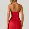 Baila strukturiertes Tulpen-Minikleid in Scharlachrot Baila strukturiertes Tulpen-Minikleid in Scharlachrot