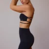 Bandeau-BH mit gekreuzten Trägern in Schwarz Bandeau-BH mit gekreuzten Trägern in Schwarz