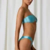 Bandeau-Bikinioberteil mit Süßwasserperlen-Details in Türkis Bandeau-Bikinioberteil mit Süßwasserperlen-Details in Türkis