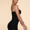 Basel – Verziertes, trägerloses Minikleid mit Wasserfallausschnitt in Schwarz Basel – Verziertes, trägerloses Minikleid mit Wasserfallausschnitt in Schwarz