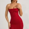 Basel Verziertes, trägerloses Minikleid mit Wasserfallausschnitt in True Red Basel Verziertes, trägerloses Minikleid mit Wasserfallausschnitt in True Red