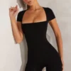 Bea Unitard mit Flügelärmeln und quadratischem Ausschnitt in Schwarz Bea Unitard mit Flügelärmeln und quadratischem Ausschnitt in Schwarz