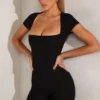 Bea Unitard mit Flügelärmeln und quadratischem Ausschnitt in Schwarz Bea Unitard mit Flügelärmeln und quadratischem Ausschnitt in Schwarz