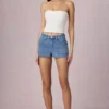 Beata A-Linien-Shorts mit hoher Taille in mittelblauer Waschung Beata A-Linien-Shorts mit hoher Taille in mittelblauer Waschung