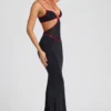 Bella Abendkleid mit kontrastierenden Einfassungen und Cut-outs in Schwarz Bella Abendkleid mit kontrastierenden Einfassungen und Cut-outs in Schwarz