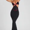 Bella Abendkleid mit kontrastierenden Einfassungen und Cut-outs in Schwarz Bella Abendkleid mit kontrastierenden Einfassungen und Cut-outs in Schwarz