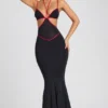 Bella Abendkleid mit kontrastierenden Einfassungen und Cut-outs in Schwarz Bella Abendkleid mit kontrastierenden Einfassungen und Cut-outs in Schwarz