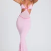 Bella Abendkleid mit kontrastierenden Einfassungen und Cut-outs in zartem Rosa Bella Abendkleid mit kontrastierenden Einfassungen und Cut-outs in zartem Rosa