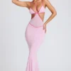 Bella Abendkleid mit kontrastierenden Einfassungen und Cut-outs in zartem Rosa Bella Abendkleid mit kontrastierenden Einfassungen und Cut-outs in zartem Rosa