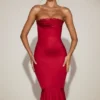 Belsa Satin-Bandeau-Kleid mit Spitzenbesatz und ausgestellten Falten in True Red Belsa Satin-Bandeau-Kleid mit Spitzenbesatz und ausgestellten Falten in True Red