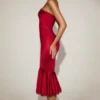 Belsa Satin-Bandeau-Kleid mit Spitzenbesatz und ausgestellten Falten in True Red Belsa Satin-Bandeau-Kleid mit Spitzenbesatz und ausgestellten Falten in True Red