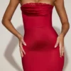Belsa Satin-Bandeau-Kleid mit Spitzenbesatz und ausgestellten Falten in True Red Belsa Satin-Bandeau-Kleid mit Spitzenbesatz und ausgestellten Falten in True Red