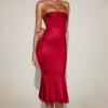 Belsa Satin-Bandeau-Kleid mit Spitzenbesatz und ausgestellten Falten in True Red Belsa Satin-Bandeau-Kleid mit Spitzenbesatz und ausgestellten Falten in True Red