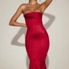 Belsa Satin-Bandeau-Kleid mit Spitzenbesatz und ausgestellten Falten in True Red Belsa Satin-Bandeau-Kleid mit Spitzenbesatz und ausgestellten Falten in True Red