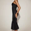 Belsa Satin-Bandeau-Midaxi-Kleid mit Spitzenbesatz und ausgestellten Schößen in Schwarz Belsa Satin-Bandeau-Midaxi-Kleid mit Spitzenbesatz und ausgestellten Schößen in Schwarz