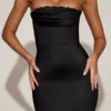 Belsa Satin-Bandeau-Midaxi-Kleid mit Spitzenbesatz und ausgestellten Schößen in Schwarz Belsa Satin-Bandeau-Midaxi-Kleid mit Spitzenbesatz und ausgestellten Schößen in Schwarz