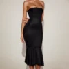 Belsa Satin-Bandeau-Midaxi-Kleid mit Spitzenbesatz und ausgestellten Schößen in Schwarz Belsa Satin-Bandeau-Midaxi-Kleid mit Spitzenbesatz und ausgestellten Schößen in Schwarz