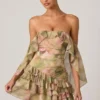 Birdie schulterfreies Minikleid mit Rüschen und gemischtem Blumenprint Birdie schulterfreies Minikleid mit Rüschen und gemischtem Blumenprint