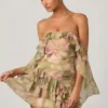 Birdie schulterfreies Minikleid mit Rüschen und gemischtem Blumenprint Birdie schulterfreies Minikleid mit Rüschen und gemischtem Blumenprint
