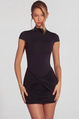 Blair Jersey-Minikleid mit Rollkragen, gerafftem Rücken und rückenfreiem Ausschnitt in Schwarz Blair Jersey-Minikleid mit Rollkragen, gerafftem Rücken und rückenfreiem Ausschnitt in Schwarz
