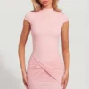 Blair Jersey-Minikleid mit Rollkragen und gerafftem Rückenausschnitt in Rosa Blair Jersey-Minikleid mit Rollkragen und gerafftem Rückenausschnitt in Rosa