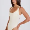 Body aus Stretch-Baumwolljersey mit überkreuztem Rücken in Creme Body aus Stretch-Baumwolljersey mit überkreuztem Rücken in Creme