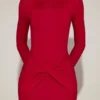 Briallen Minikleid aus weichem Jersey mit U-Boot-Ausschnitt und Drapierung in True Red Briallen Minikleid aus weichem Jersey mit U-Boot-Ausschnitt und Drapierung in True Red