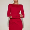 Briallen Minikleid aus weichem Jersey mit U-Boot-Ausschnitt und Drapierung in True Red Briallen Minikleid aus weichem Jersey mit U-Boot-Ausschnitt und Drapierung in True Red