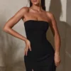 Brielle Minikleid mit Bandeau-Ausschnitt in Schwarz