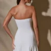Brielle Minikleid mit Bandeau-Ausschnitt in Weiß