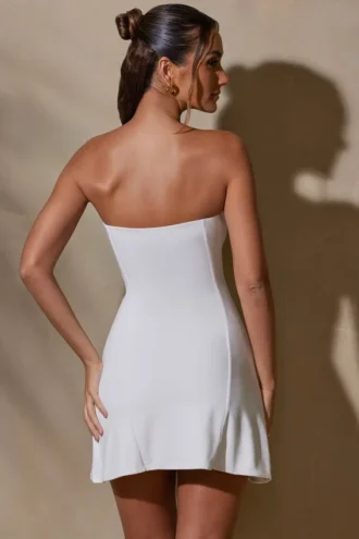 Brielle Minikleid mit Bandeau-Ausschnitt in Weiß